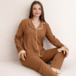 Pyjama femme marron viscose avec finitions volants beige – ensemble pyjama confortable homewear – Habibi Lingerie / Habibi Secrets Tunisie