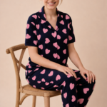 Découvrez notre pyjama rose motifs coeur 100% coton signé Habibi Secrets en 100% coton.