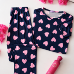Découvrez notre pyjama bleu marine coeurs roses 100% coton signé Habibi Secrets en 100% coton.