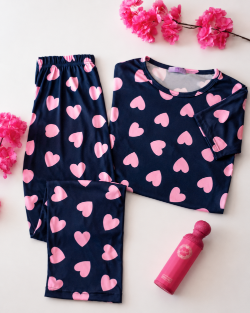 Découvrez notre pyjama bleu marine coeurs roses 100% coton signé Habibi Secrets en 100% coton.